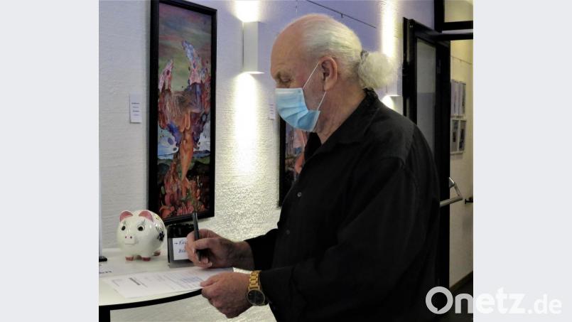 Maler Robin Seur fungierte bei der Bewertungs-Tour als Sachverständiger bei Fragen aller Art. Bild: ubb