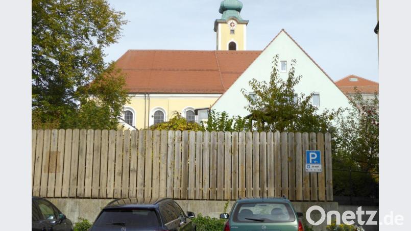Die Kurzzeitparkfläche unterhalb des Kindergartens St. Joseph ist überaus beliebt. Allerdings nicht nur bei Eltern, die ihre Kinder abholen und bringen. Bild: fsb