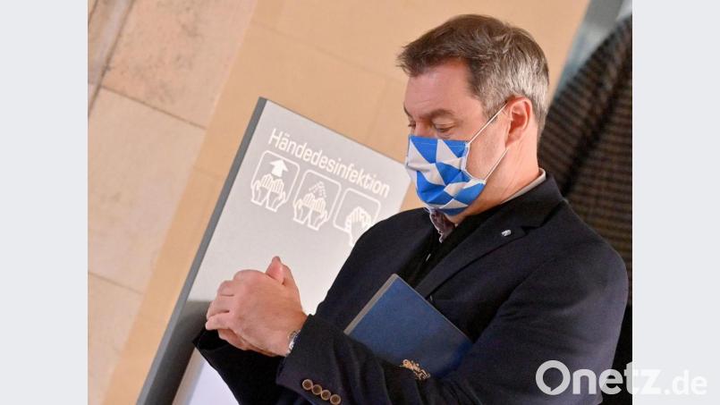 Markus Söder desinfiziert sich zu Beginn der Kabinettssitzung in der Bayerischen Staatskanzlei die Hände. Bild: Peter Kneffel/dpa