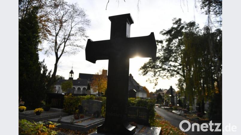 Wegen der Corona-Pandemie wird es heuer zu Allerheiligen auf dem Marktredwitzer Friedhof keinen zeitlich bestimmten, allgemeinen Gräbergang mit den Pfarrern der beiden katholischen Pfarrgemeinden geben. Damit soll vermieden werden, dass zu viele Menschen gleichzeitig auf dem Gottesacker stehen. Die Geistlichen werden die Gräber am Sonntag, 1. November, aber trotzdem segnen – zu einer Zeit, die vorher nicht bekannt gegeben wird. Bild: Florian Miedl/fph