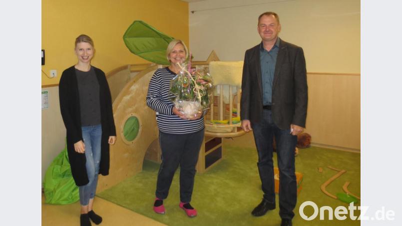 Überraschungsbesuch im Kindergarten: Bürgermeister Erich Meidinger und Kindergartenleiterin Marina Hildebrand (links) gratulieren Maria Mischke zum 30-jährigen Dienstjubiläum. Bild: wec