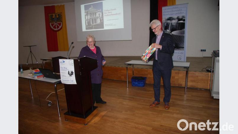 Geleitet wird das &quot;Literarische Café&quot; von Roswitha Budow (links), die sich bei Referent Leonhard Fuchs mit einem Geschenk bedankte. Bild: wro