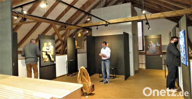 Mit Maske und stets mit Sicherheitsabstand bewegten sich die Jurymitglieder Stück für Stück durch die Etagen des Kunsthauses, um die Werke von 25 Künstlern zu bewerten. Bild: ubb