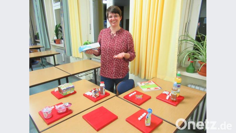 Anhand einer Ausstellung von verschiedenen Kinderlebensmitteln ging die Diplom Ökotrophologin Kristina Heinzel-Neumann näher auf die Packungsangaben ein und gab wertvolle Tipps zu gesünderen und günstigeren Alternativen. Sie betonte Kinderlebensmittel mit Bedacht einsetzen und als Süßigkeit zu sehen. Bild: AELF Tirschenreuth/exb