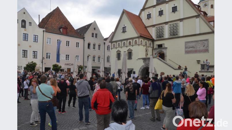 Anfang Mai demonstrierten rund 300 Menschen vor dem Alten Rathaus gegen Corona-Maßnahmen. Für 50 war die Versammlung angemeldet. Archivbild: Kunz