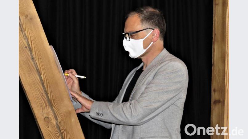 Bürgermeister Bernd Sommer suchte sich als Unterlage für das Ausfüllen des Bewertungsbogens einen starken Balken. Bild: ubb