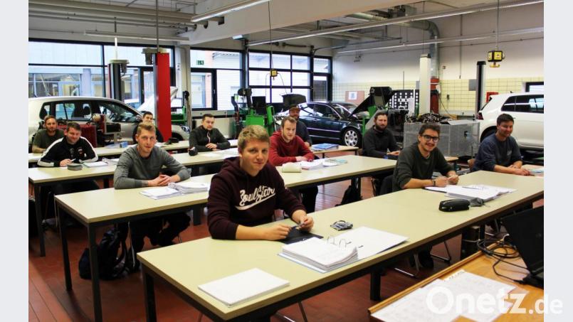 Mit gebotenem Abstand verknüpften die Prüflinge in der Werkstatt Theorie und Praxis. Bild: hwk/exb