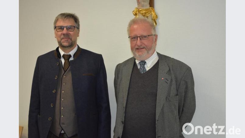 Seit Anfang des Jahres ist Marin Kneidl (links) Geschäftsführer vom Caritas-Kreisverband. Jürgen Kundrat wünschte ihm viel Erfolg dabei. Bild: lue