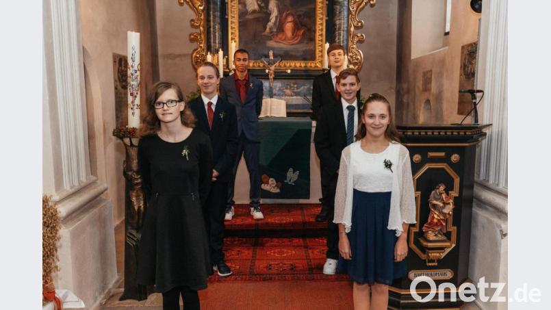 Die sechs Jugendliche bekräftigen in Rothenstadt ihren Glauben und feiern Konfirmation. Bild: Martin Heiß