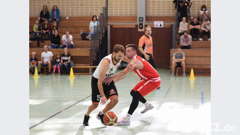 Die Oberpfälzer Basketballer setzen ihren Spielbetrieb vorerst aus. Bei überbezirklich spielenden Mannschaften wie dem Regioteam der DJK Neustadt - hier beim &quot;Corona-Derby&quot; gegen den ASV Cham - läuft die Saison jedoch weiter. Bild: Tobias Schwarzmeier