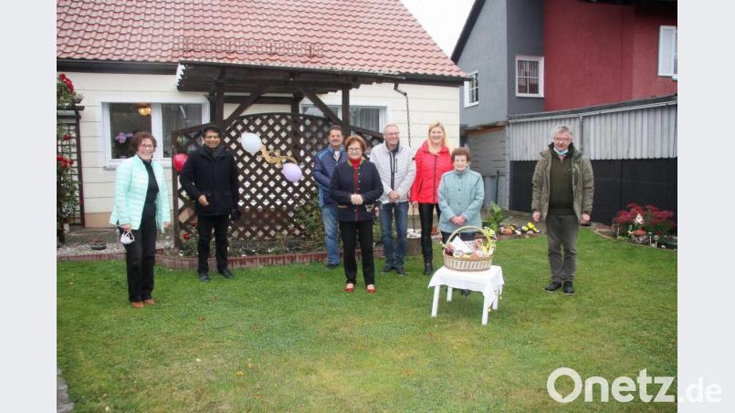 Anna Härtl (Zweite von rechts) feierte im engsten Familienkreis. Bürgermeister Wolfgang Braun (rechts), Anna Koller vom Frauen- und Mütterverein und Pfarrer Joseph (von links) gratulierten der Jubilarin im Garten. Erste Gratulanten waren Berthold und Edeltraud Brunner sowie Werner und Simone Härtl (ab Dritter von links). Bild: wro