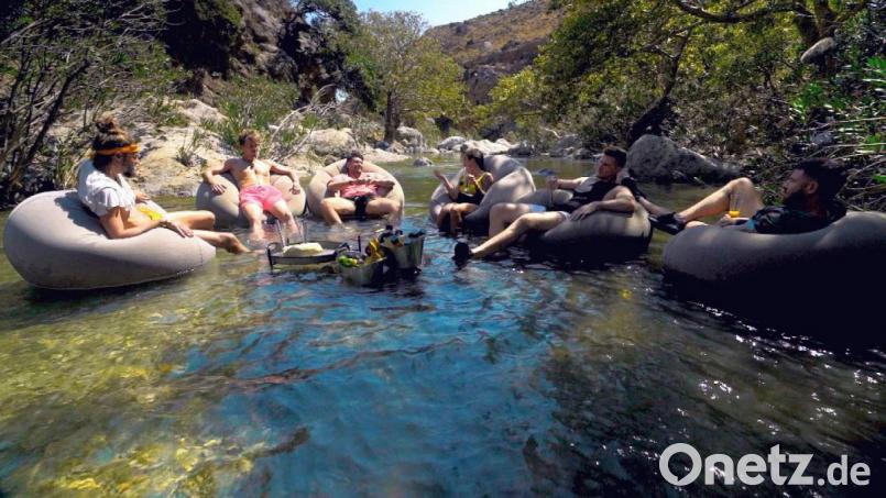 Schon mal ein Gruppendate auf Sofas mitten in einem Fluss gehabt? Daniel Bayer (Zweiter von links) aus Weiden kann das von sich behaupten. Bild: TVNOW