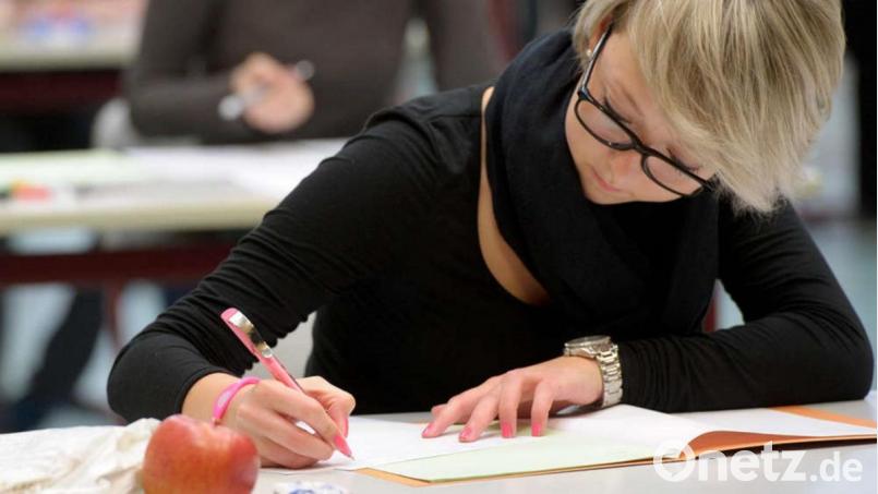 An drei Amberger Gymnasien dürfen die Schüler künftig auf die Maske verzichten. Erlaubt ist das aber nur während der Schulaufgaben. Bild: Picture Alliance/dpa
