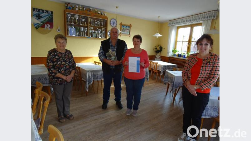 Für 40jährige Urlaubstreue wurden Conny und Manfred Schilling (Mitte) von Zweiter Bürgermeisterin Johanna Martins (rechts) geehrt. Links im Bild Wirtin Barbara Lippert, die das Ehepaar Schilling schon längst zum Freundeskreis zählt. Bild: hm