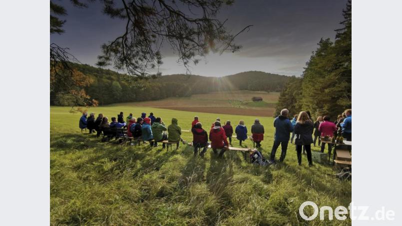 Auf ihrer Weinwanderung genossen die Mitglieder des Sportklubs Fürnried herbstliche Stimmungen im Licht der untergehenden Sonne. Bild: exb