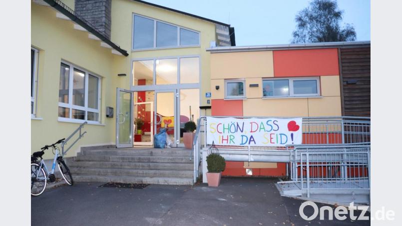 Die Freude darüber, dass die Kinder zur Zeit den Kindergarten besuchen dürfen, drückten die Mitarbeiterinnen mit dem Transparent neben dem EIngang aus. Bei der Besichtigung erklärte Bürgermeister Müller den Räten, worum es in dem Antrag des Elternbeirats mit dem Vordach über dem Eingang ging, der allerdings nach vorheriger Absprache mit der Kindergartenleitung abgelehnt wurde. Bild: flt