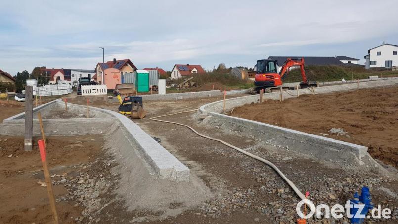 Die Erschließungsarbeiten für den 
zweiten Teilabschnitt des Bebauungsplans „Steinling III“ durch. Die Fertigstellung richtet sich nach dem Zeitpunkt des Wintereinbruchs. Bild: gi