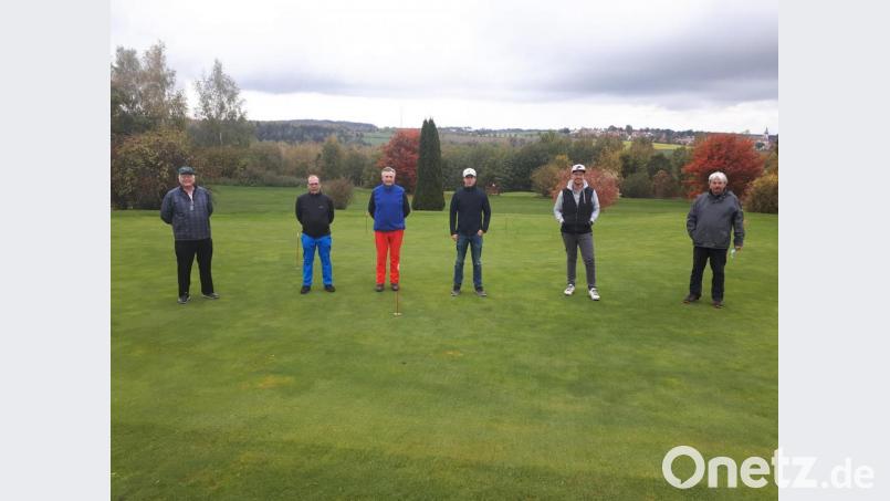 Golfclub-Stiftland-Präsident Wolfgang Ries mit den besten Spielern des jüngsten Turniers, Peter Burger, Andreas Kunz, Johannes Vollath, Klaus Mayerhöfer und Bernhard Stegner (von links). Es fehlt Thomas Hartung. Bild: Golfclub Stiftland/exb