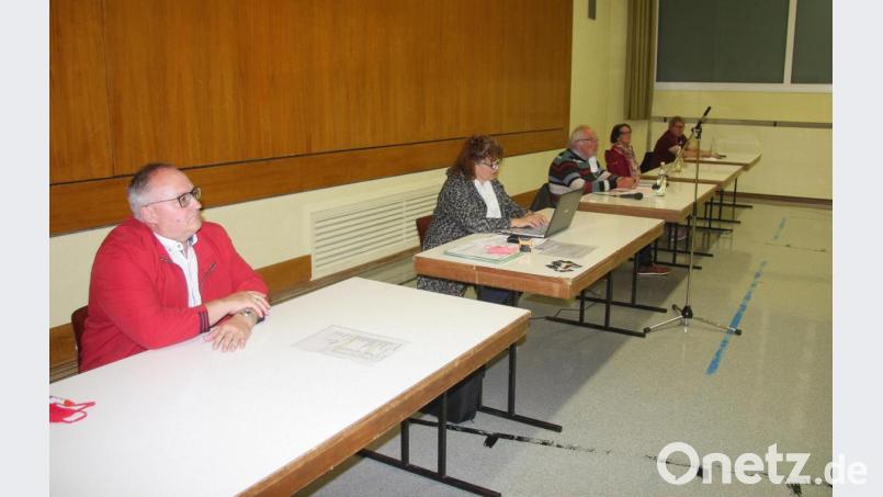 Die Jahreshauptversammlung fand in der Turnhalle statt. Im Bild von links Schatzmeister Norbert Weiser, Schriftführerin Susanne Weiser, Vorsitzender Gerhard Priemer, Zweite Vorsitzende Hermine Kellner und Oberturnwart Wolfgang Schatzberger. Bild: wro