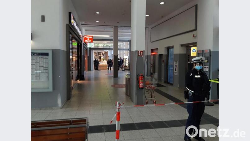 So sah die enge Absperrung am Hauptbahnhof Regensburg am Mittwoch aus. Bild: Bundespolizei/exb