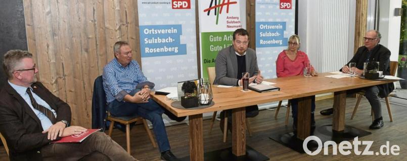 Über das arbeitsmarktpolitische Instrument „Kurzarbeit“ während der Corona-Pandemie diskutierten (von links) Erster Bürgermeister Michael Göth, SPD-Stadtratsfraktionssprecher Joachim Bender, SPD-Generalsekretär MdB Uli Grötsch, SPD-Ortsvereinsvorsitzende Bettina Moser und AfA-Unterbezirksvorsitzender Karl-Heinz König. Bild: Petra Hartl