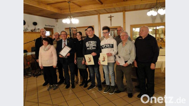 Alle Preisträger und Geehrte (von links): Vorsitzender Stefan Birner, Birgit Sperber, Bernhard Birner, Bürgermeister Martin Preuß, Alexandra Donhauser, Heinz Bauer (verdeckt), Christoph Edenharter, Willi Demleitner (verdeckt), Lukas Edenharter, Herbert Inhofer, Peter Schwab und Franz Demleitner. Bild: e