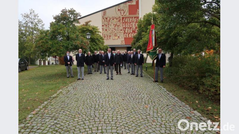 Gruppenfoto in Corona-Zeiten: Der Gesangverein Traßlberg und Umgebung mit (vorne von links) Geschäftsführer Christian Widmann (mit Maske), 2. Vorsitzendem Michael Graubmann und 1. Vorsitzendem Richard Neudecker nach dem Gottesdienst zum 95-jährigen Bestehen. Bild: Leonhard Donhauser/exb