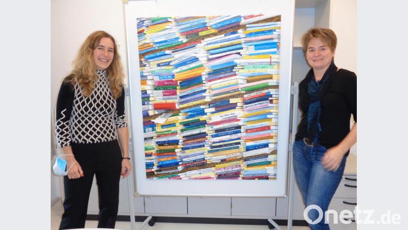 Künstlerin Katharina Gierlach (links) und Bürgermeisterin Sonja Meier neben dem Bild „Books“. Beide zogen eine überaus zufriedene Bilanz nach dem Ende der ersten Ausstellung im Thammer-Anwesen. Bild: amö