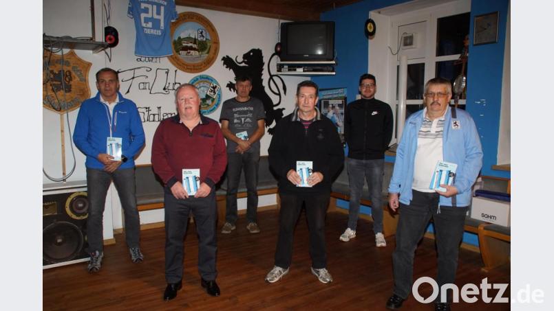 Vorsitzender Thomas Lampl (Zweiter von rechts) würdigte das Engagement der Gründer des Löwen-Fanclubs und überreichte an die Anwesenden ein Präsent für 40 Jahre Treue zum Verein. Bild: mmj