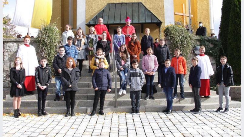 Die zweite Firmgruppe bildeten Kinder aus Wiesau und Falkenberg. Bild: Lisa Langer/exb