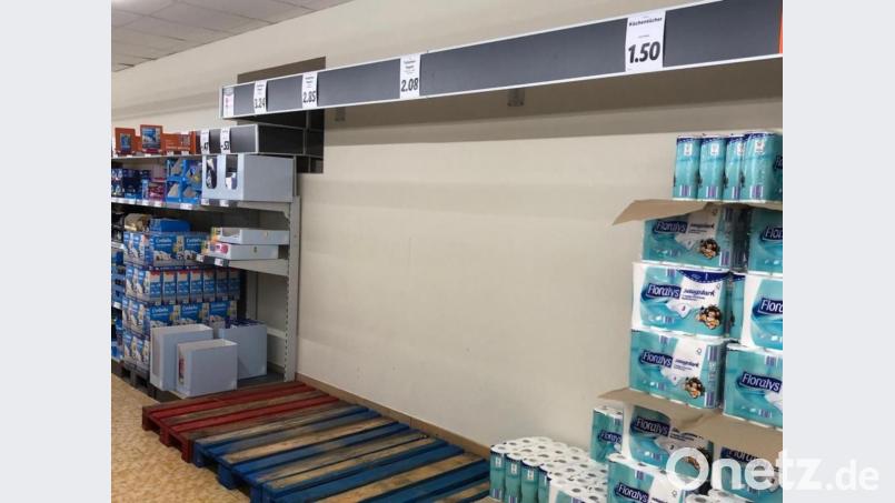 Es wird wieder gehamstert: In einem Weidener Lebensmitteldiscounter ist der Bereich, der eigentlich für stapelweise Toilettenpapier vorgesehen ist, schon wieder leer. Bild: F. Baunoch/exb