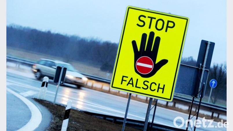 Ein 80 Jahre alter Autofahrer ist an der Anschlussstelle Schwandorf-Nord in falscher Richtung auf die A 93 gefahren. Symbolbild: Tobias Hase/dpa