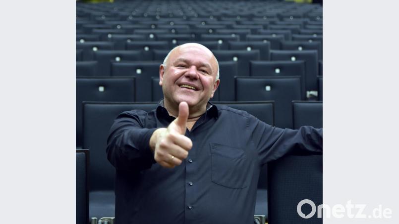 „Daumen hoch“, sagt Toni Lauerer, der mit über 600 000 verkauften Werken Ostbayerns meistverkaufter Buchautor in der Rubrik Bayerischer Humor ist. Jetzt hat er in seinem neuesten Werk „Wirtshaus’gschichten aus Bayern“ aufgeschrieben. Bild: Toni Lauerer
