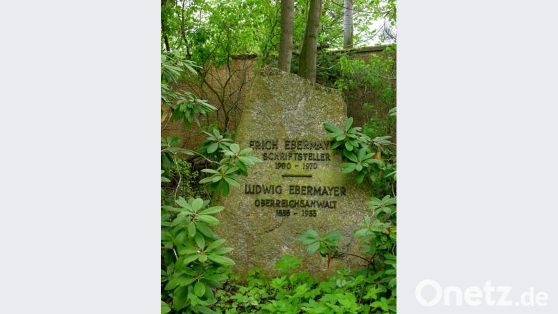 Im Schlossgarten befindet sich auch der Grabstein von Erich Ebermayer. Archivbild: Horst Scheiner