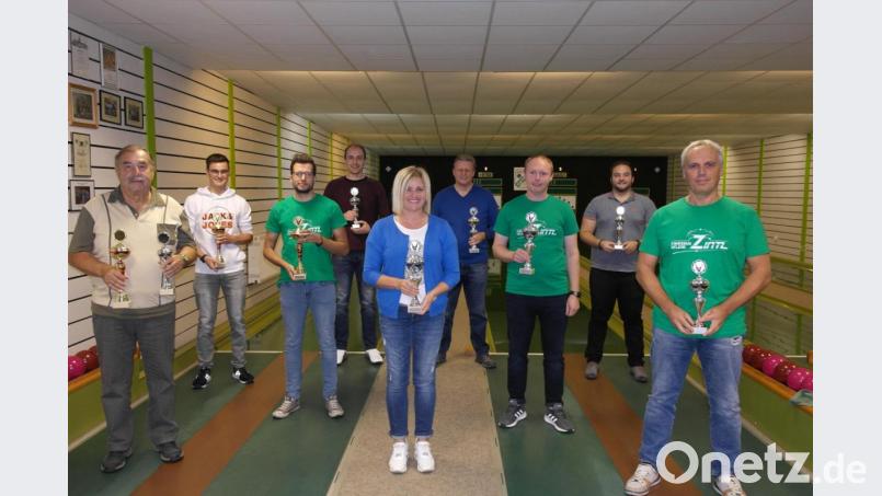 Die neuen Clubmeister und Schnittbesten Franz Strobl senior (von links), Felix Uschold, Hermann Dierl, Thomas Wild, Sonja Licha, Hugo Wild, Christian Zintl, Dominik Zintl und Harald Licha nehmen ihre Pokale entgegen.. Bild: fjo