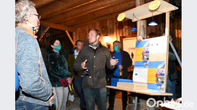 Alexander Förster erklärt den Stammtisch-Teilnehmern, wie das Solar-Home-System funktioniert. Bild: exb