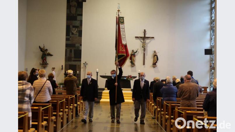 Die Fahnenabordnung beim Auszug aus der Kirche. Bild: Leonhard Donhauser/exb