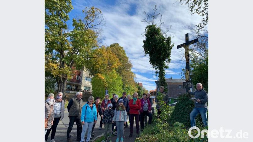 Bei herrlichem Herbstwetter brachte Bebbo Schuller, Kulturführer und städtischer Marterlführer (rechts), der Gruppe die Bedeutung der Flurdenkmäler näher. Bild: ads