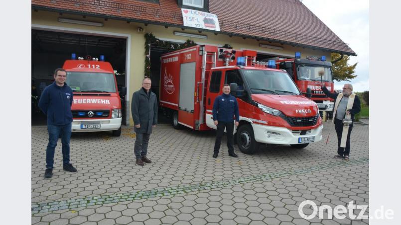 Den kirchlichen Segen spendete Pater Benedikt Leitmayr (rechts) am Kirchweihsonntag dem neuen Tragkraftspritzenfahrzeug-Logistik (TSF-L) der Feuerwehr Konnersreuth. Das rund 186 000 Euro teure Fahrzeug wurde vor kurzem als Ersatz für ein 40 Jahre altes Löschgruppenfahrzeug in Betrieb genommen. Bei der Segnung im kleinen Kreis mit dabei waren (von links) Vorsitzender Sven Jäger, Bürgermeister Max Bindl und Kommandant Stefan Kreuzer. Bild: jr