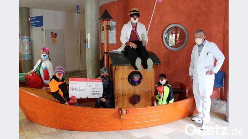 Die KlinikClowns "Dr. Trudi Eierfleck" und "Dr. Beppo" sowie Chefarzt Dr. Fritz Schneble freuen sich über die Spende der Weiherhammrer Kinder. Bild: Michael Reindl