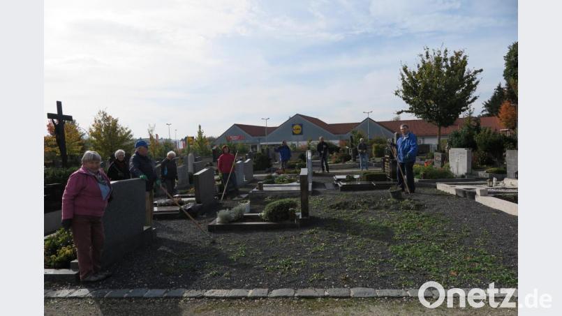 Viel Arbeit gab es für das Seeleitenteam und andere freiwillige Helfer auf dem Kemnather Friedhof. Bild: jzk