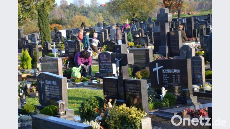 Reges Treiben
herrscht in den Tagen vor Allerheiligen auf den Friedhöfen, wie hier in der Gemeinde Moosbach. Die Angehörigen säubern die Grabsteine und schmücken die Gräber ihrer Verstorbenen, auch wenn es heuer keinen gemeinsamen Gräbergang gibt. Archivbild: gi