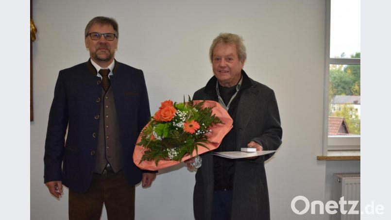 Gerhard Richter (rechts) wurde als langjähriger ehrenamtlicher Rechnungsprüfer des Caritas-Kreisverbandes in den Ruhestand verabschiedet. Zusätzlich erhielt er das Goldene Ehrenabzeichen des Caritasverbandes. Ebenso sollte auch Hans Ockl als ehrenamtlicher Rechnungsprüfer bedacht werden. Er konnte aus gesundheitlichen Gründen nicht zum Festakt erscheinen. Bild: lue