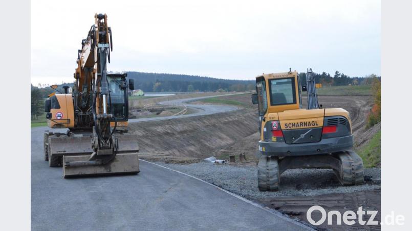 Eine schwungvoll gestaltete Umfahrung lotst die Verkehrsteilnehmer an den beiden Brücken vorbei. Bild: wb