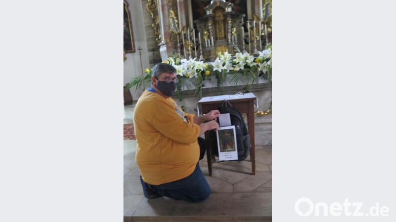 Gemeindereferent Jochen Gößl mit dem „Gebetsanliegen-Rucksack“. Bild: jzk