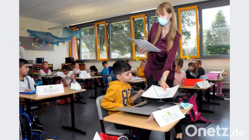 Das neue Schuljahr wird durch die Coronakrise bestimmt. Wie hier in der Barbara Schule in Amberg läuft der Unterricht derzeit an allen Schulen in der Oberpfalz. Der Oberpfälzer Lehrerverband sagt, dass die Pandemie den Lehrermangel noch einmal drastisch verschärft hat und dass Not- und nicht Regelbetrieb derzeit Alltag ist. Bild: Stephan Huber