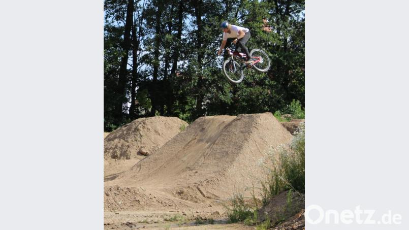 Das gibt einen Adrenalinschub: Andreas Kibat testet die entstehende Dirt-Bike-Bahn. Bild: pko