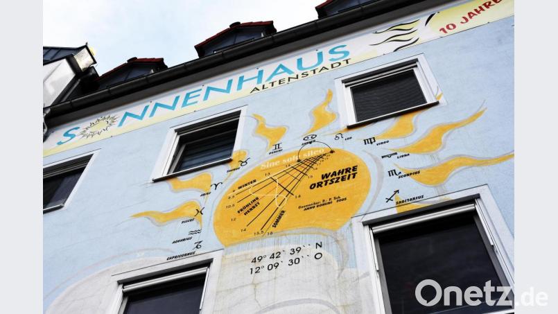 Die Sonnenuhr am Sonnenhaus in Altenstadt/WN (Kreis Neustadt/WN) hat einen Punkt als Zeiger. Bild: Gabi Schönberger