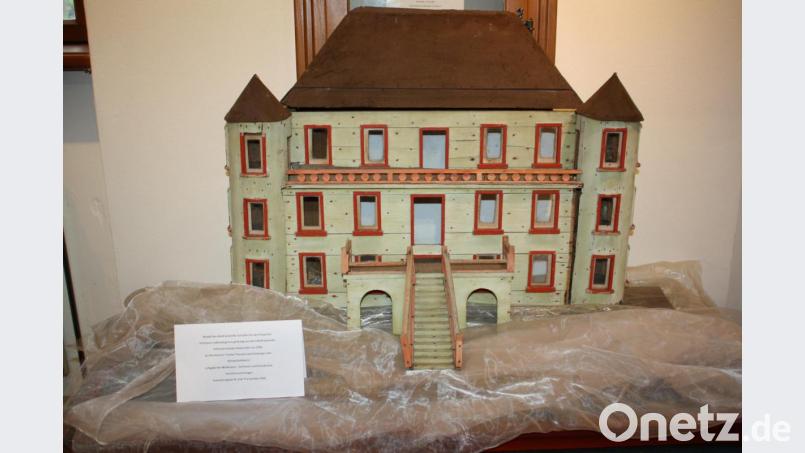 Schreinermeister Johann Götz fertigte in den 1950er Jahren dieses Modell des Schlosses Wolframshof, das zusammen mit zahlreichen Bilddokumenten aus der Geschichte von Schloss und Freiherrenfamilie von Lindenfels im Kemnather Museum zu besichtigen ist. Bild: bjp