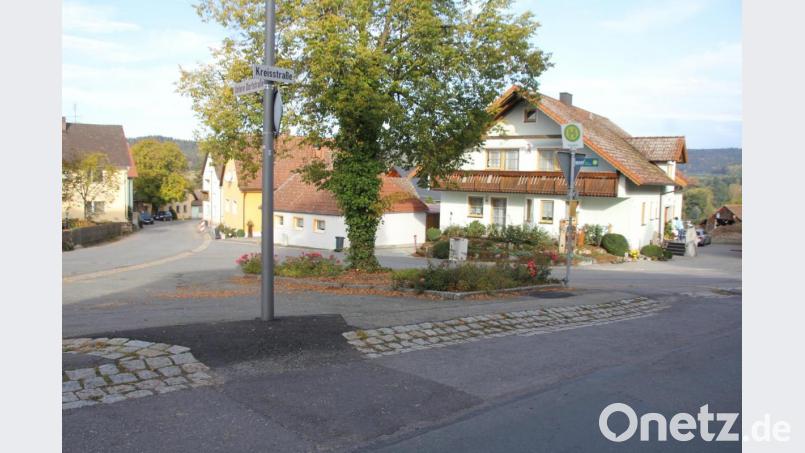 Als Projekt, das möglicherweise bei einer Kleinen Dorferneuerung in Angriff genommen werden könnte, wäre eine Sanierung und Umgestaltung des Dorfplatzes in Fuchsberg. Ein entsprechender Antrag der SPD-Fraktion im Gemeinderat wurde ausführlich diskutiert. Bild: frd